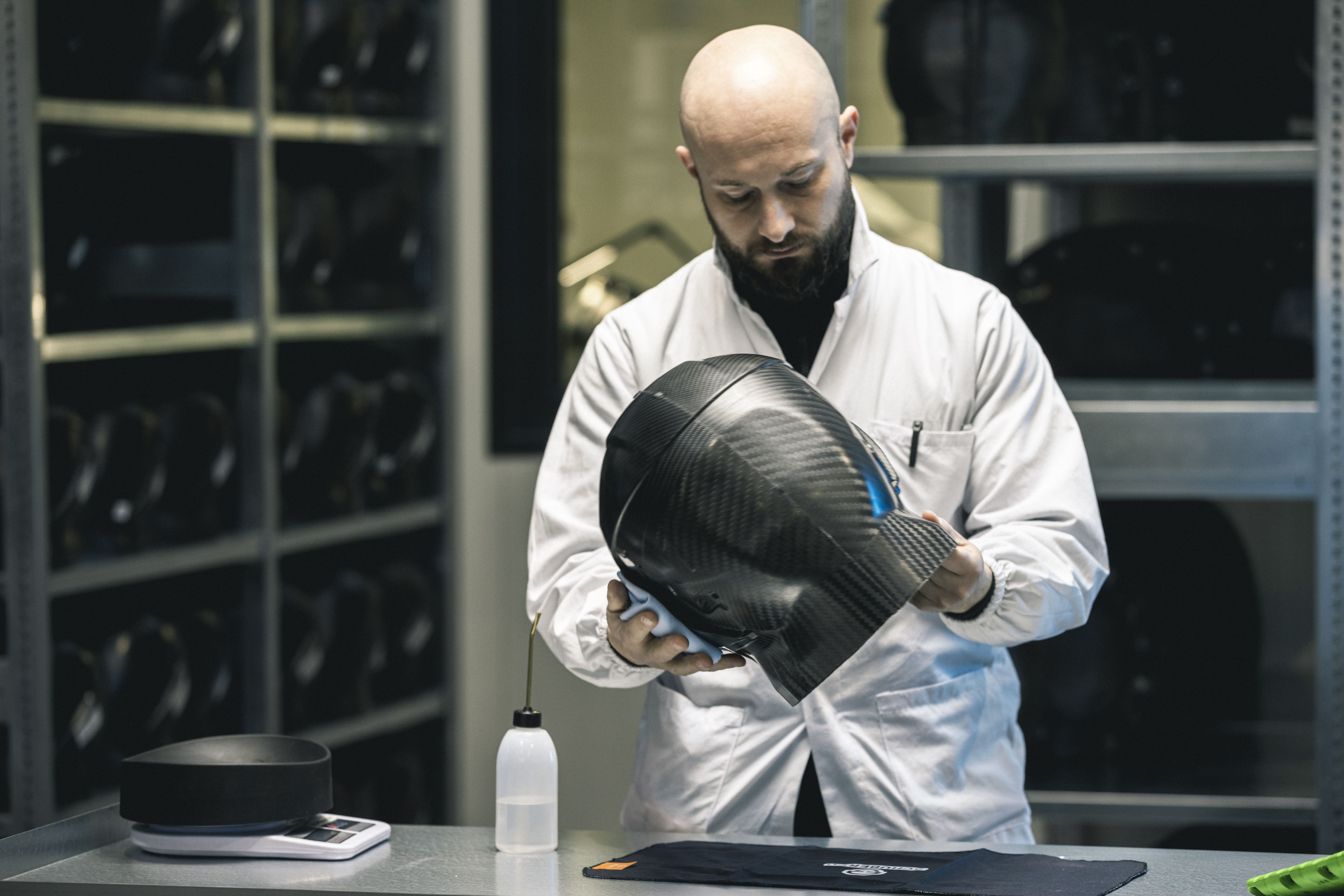 Fotos fabricación Schuberth C5 Carbon.