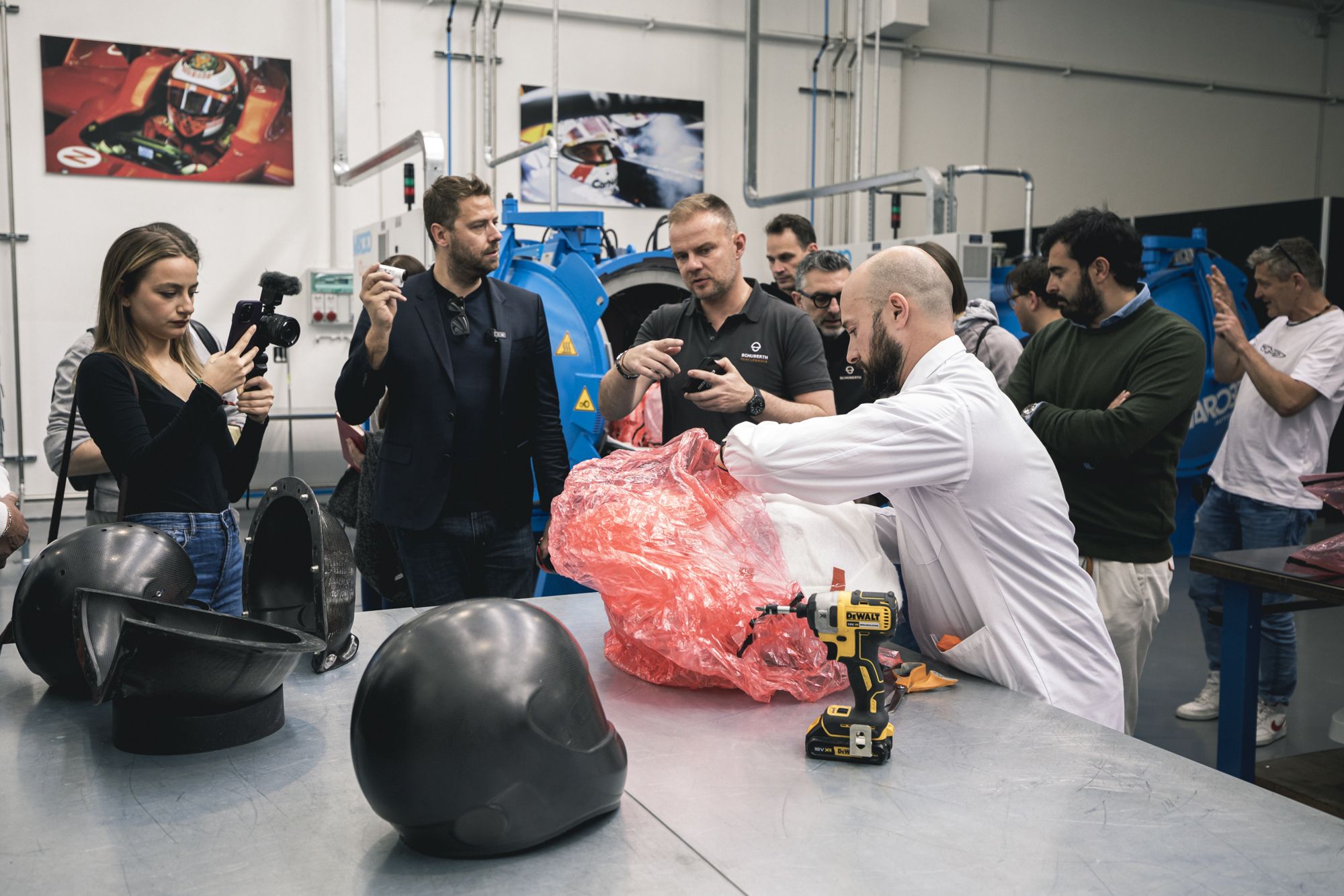 Fotos fabricación Schuberth C5 Carbon.