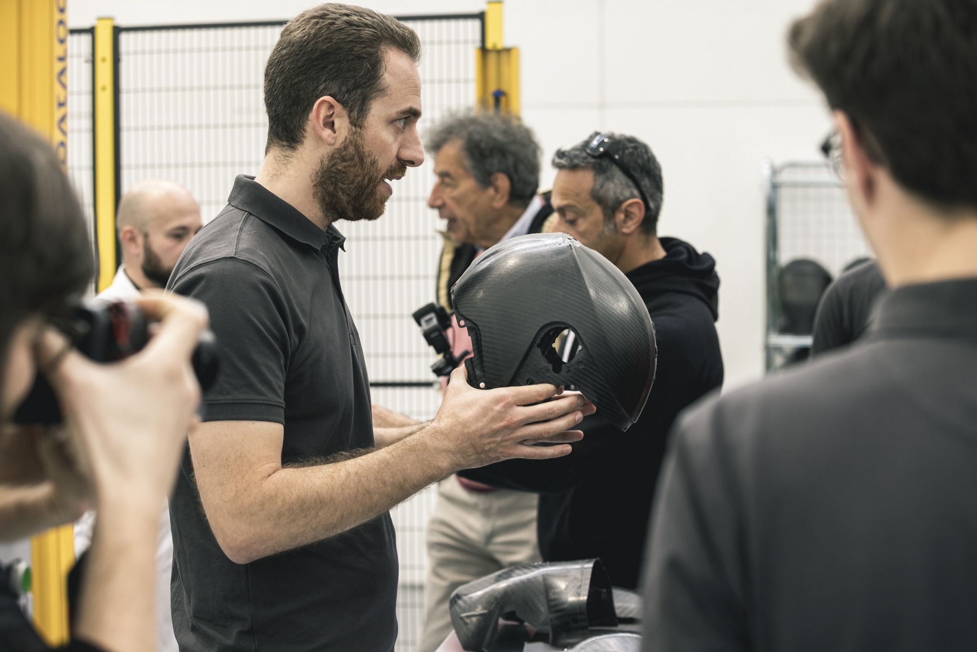 Fotos fabricación Schuberth C5 Carbon.