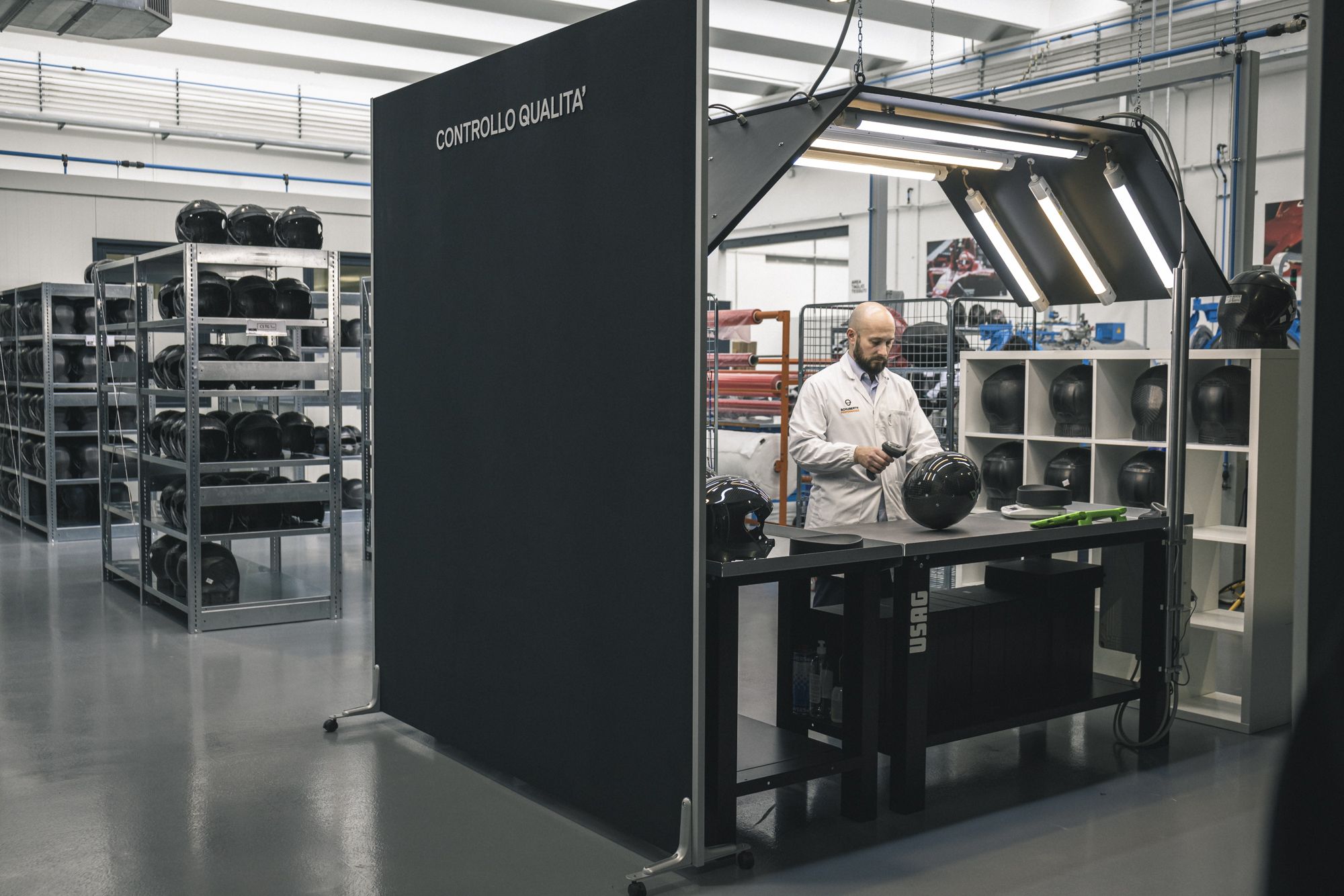 Fotos fabricación Schuberth C5 Carbon.