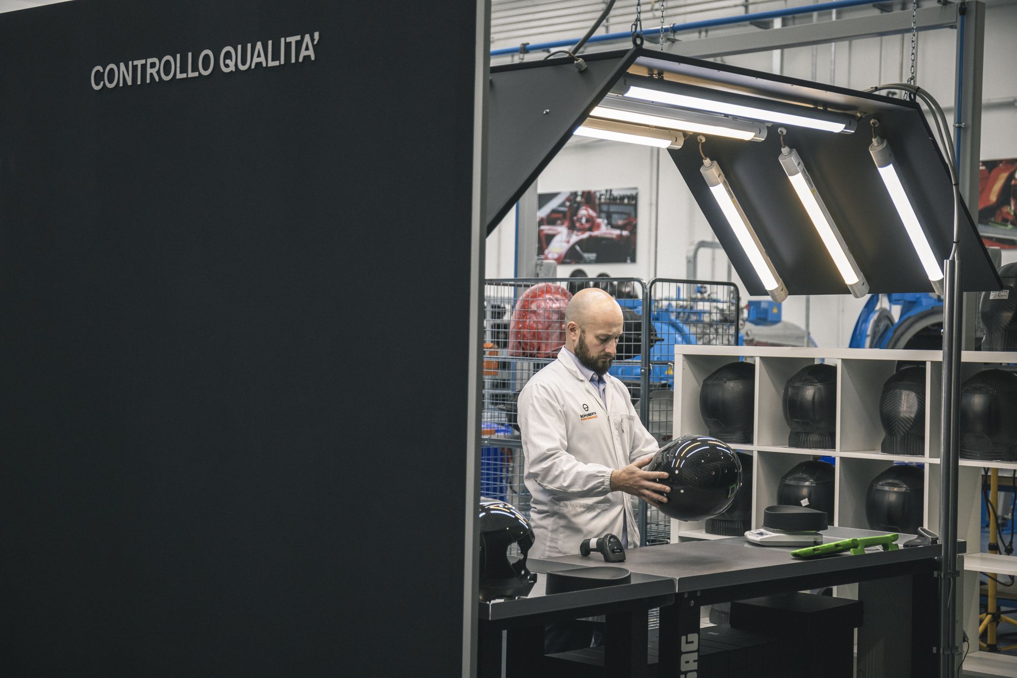 Fotos fabricación Schuberth C5 Carbon.