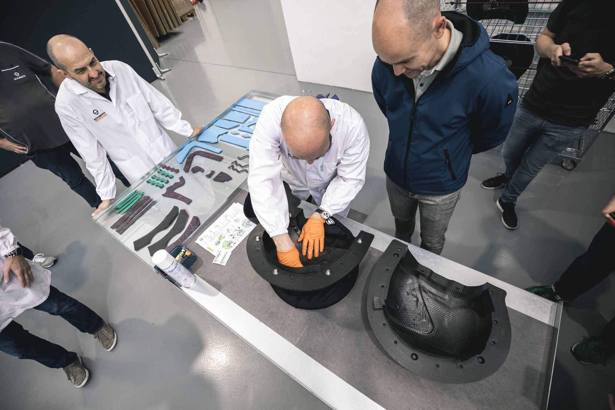 Fotos fabricación Schuberth C5 Carbon.