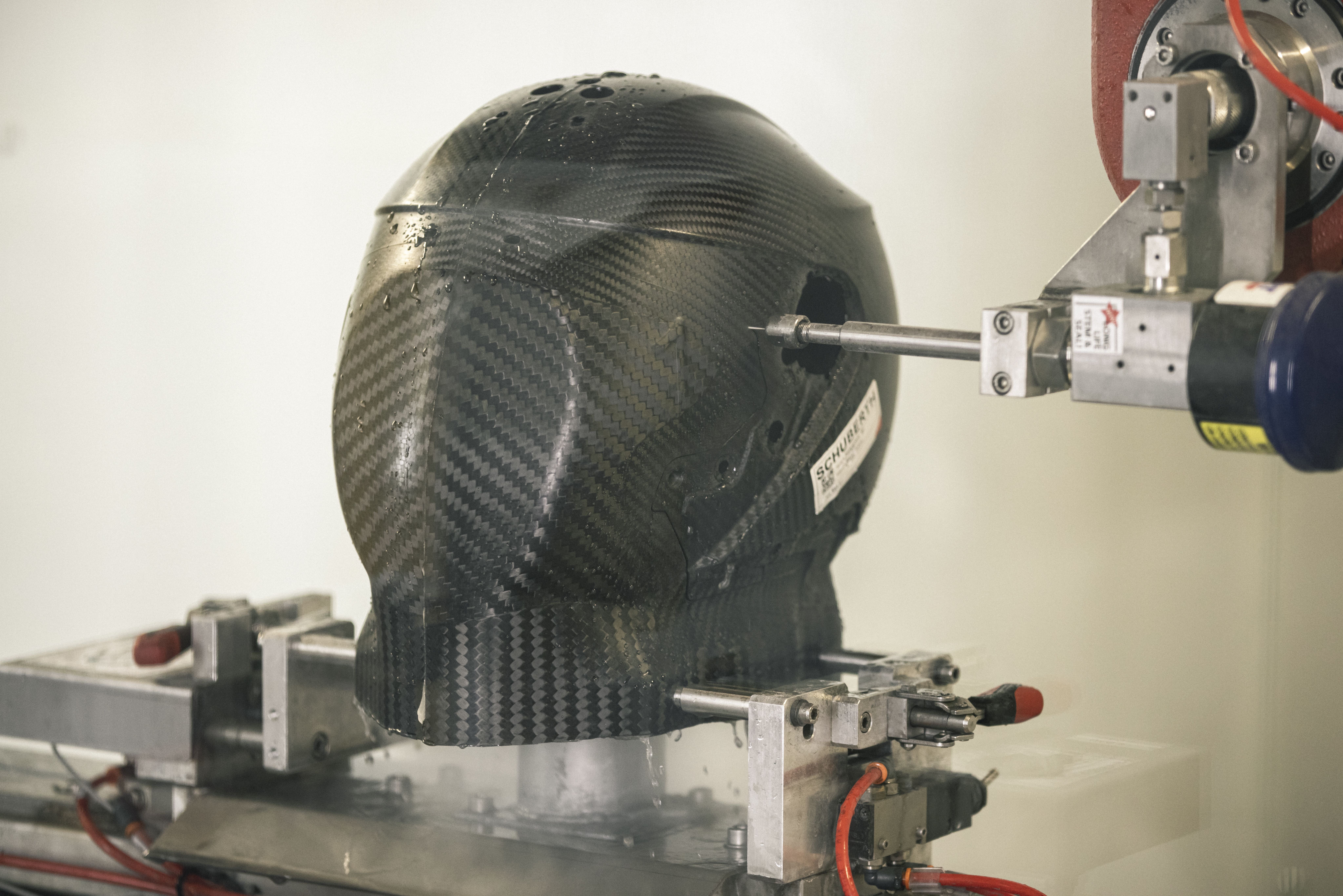 ¡Único! Así se fabrica el casco Schuberth C5 Carbon. Con la tecnología de los cascos de la Fórmula 1