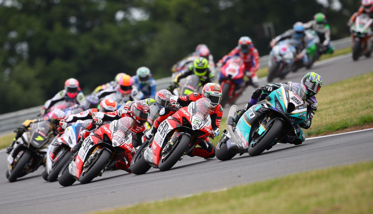 Josh Brookes lidera delante de Glenn Irwin y Tommy Bridewell Josh Brookes lidera delante de Glenn Irwin y Tommy Bridewell