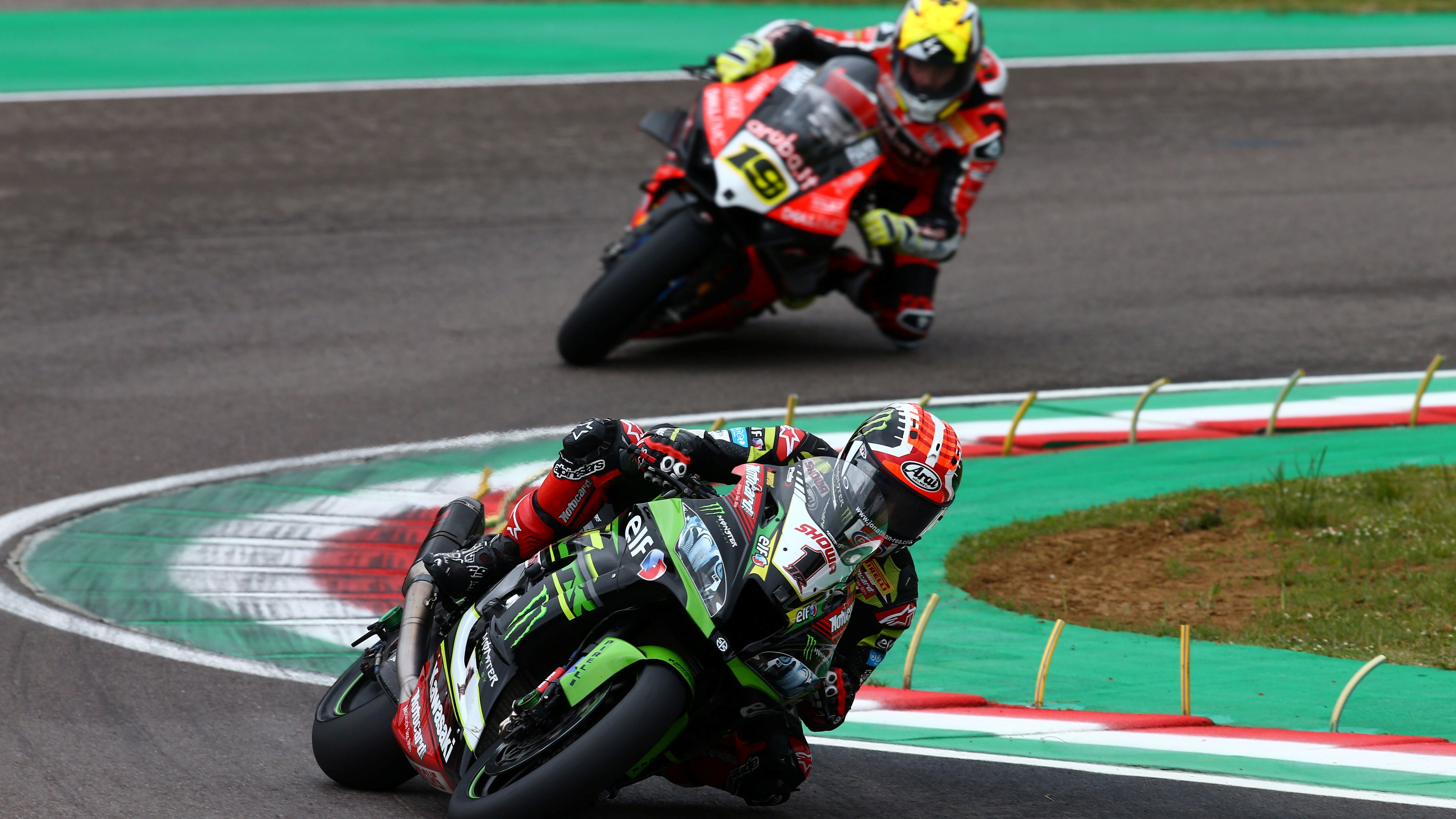 Jonathan Rea y Álvaro Bautista en el último paso de Superbike por Imola en 2019