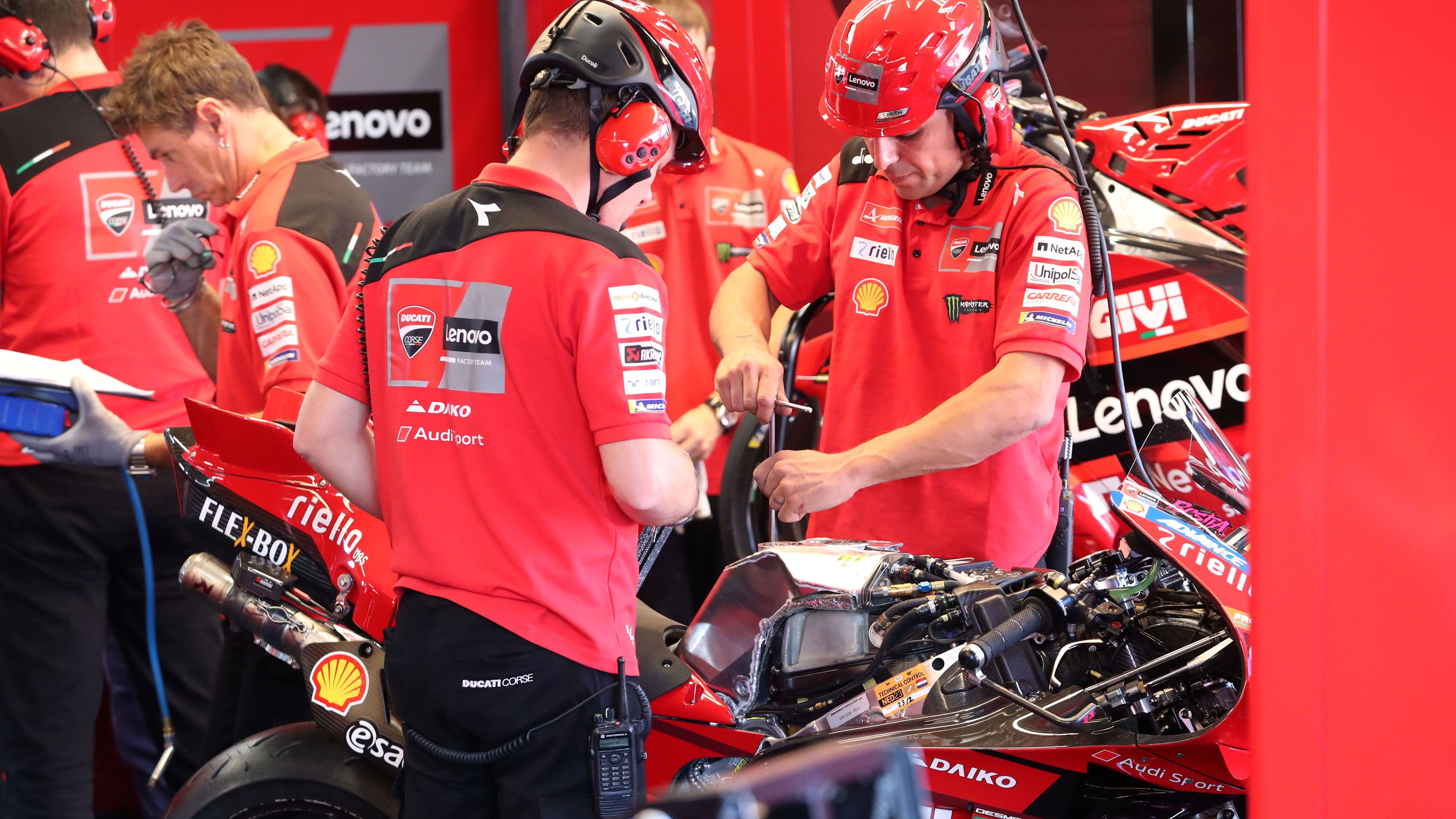 Los mecánicos de Ducati trabajando en la moto durante un entrenamiento de MotoGP