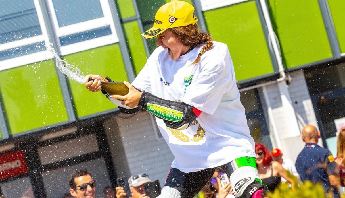 Beatriz Neila festeja el título del Women's European Championship 2023