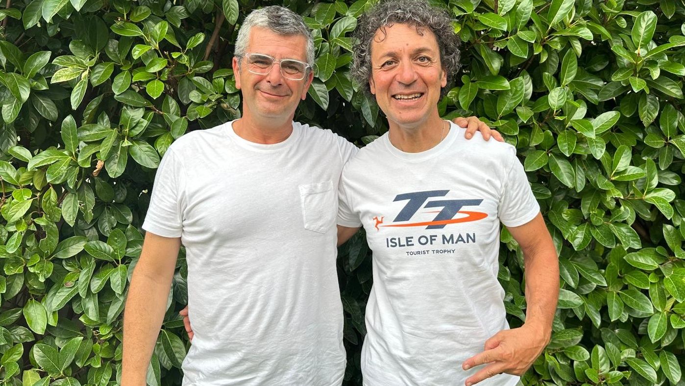 Carles Ollé y Francesco Curinga tras firmar el acuerdo para disputar el IOMTT 2024 con el Toll Racing Team