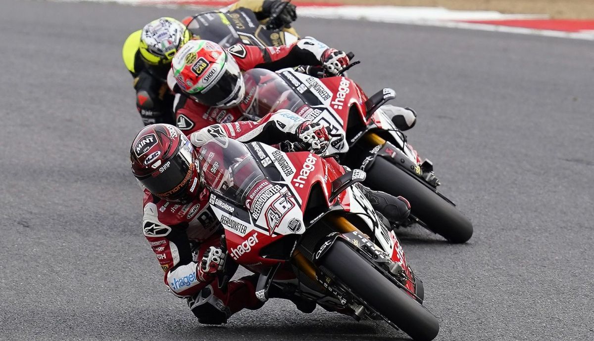 Tommy Bridewell seguido por Glenn Irwin y Ryan Vickers en Brands Hatch