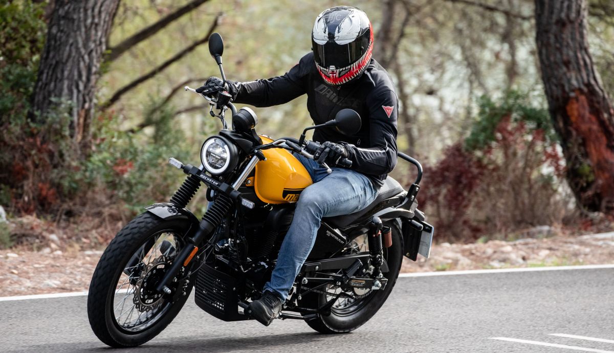 Macbor Rockster125 flat accion (1)