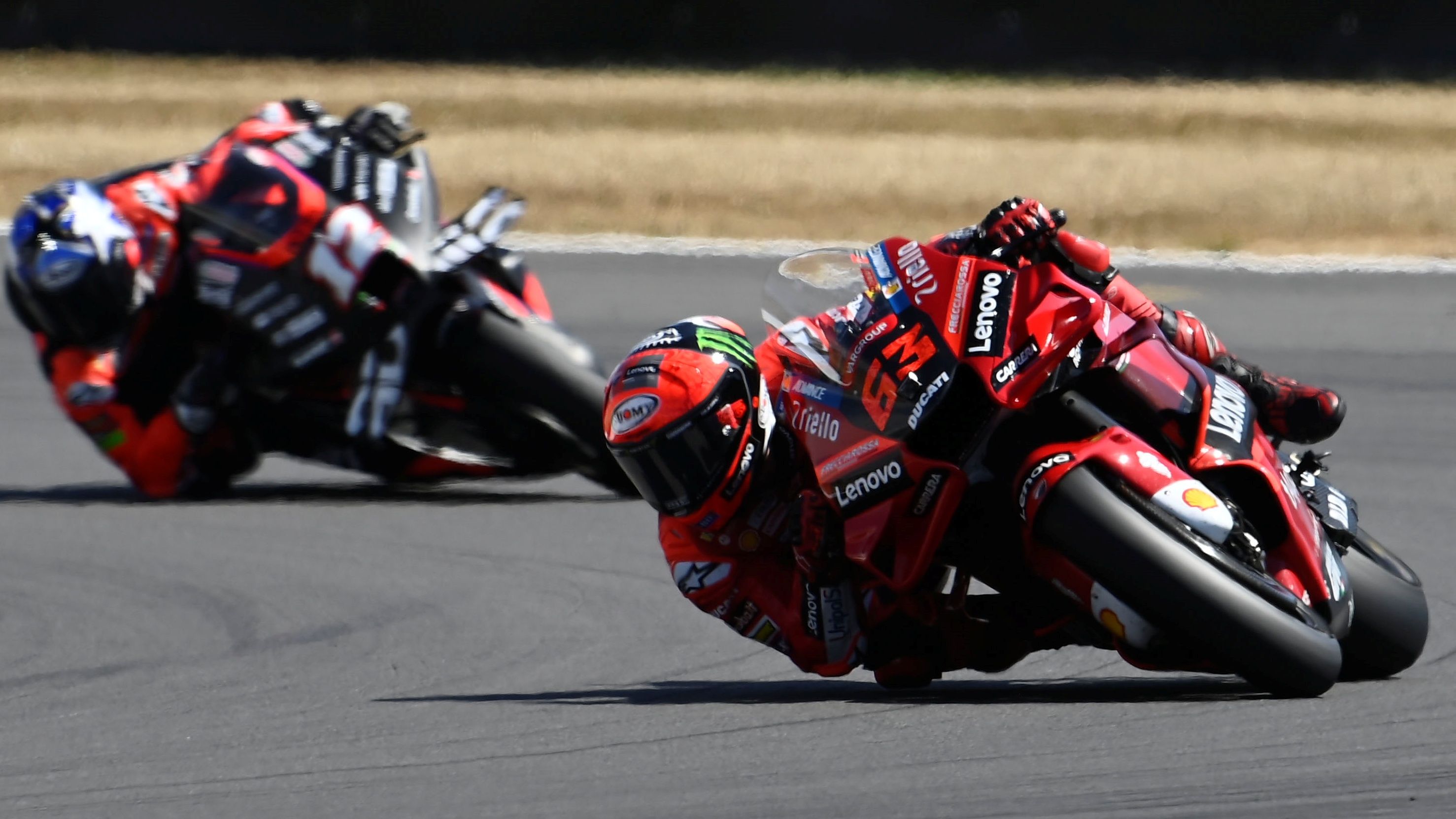 Pecco Bagnaia y Maverick Viñales en la carrera de MotoGP del año pasado en Silverstone