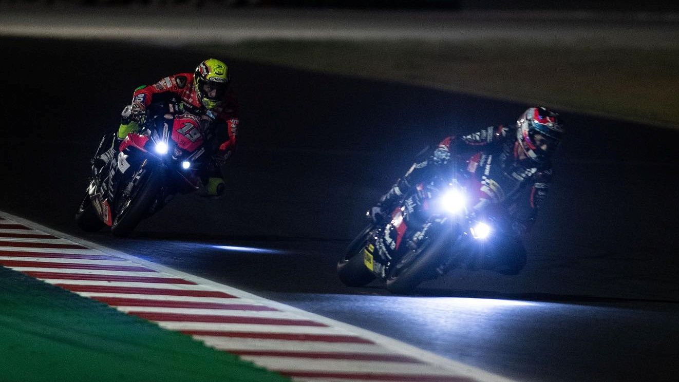 Michele Pirro seguido por Luca Bernardi en la noche de Misano