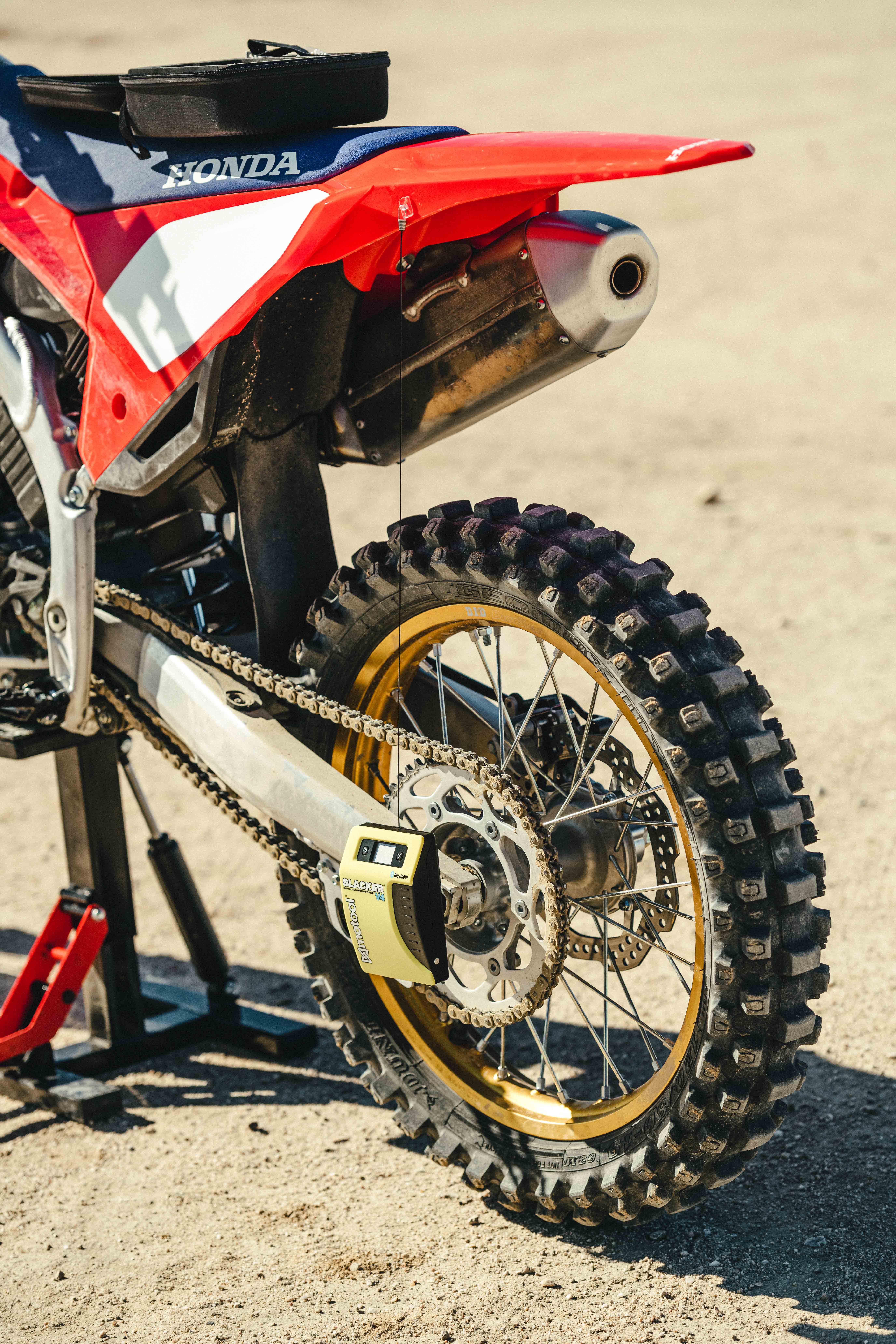 Medición sag trasero de moto de cross.