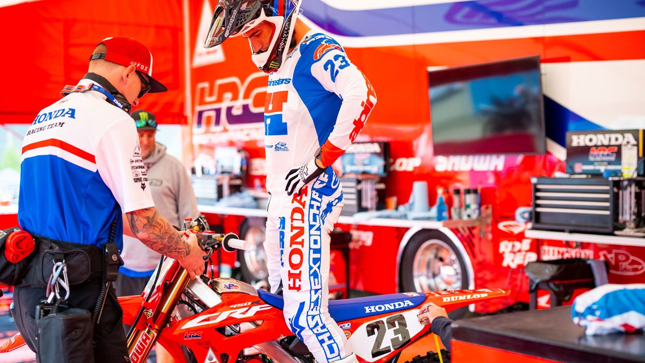 Comprobación del sag en la Honda de Chases Sexton antes de salir a pista.