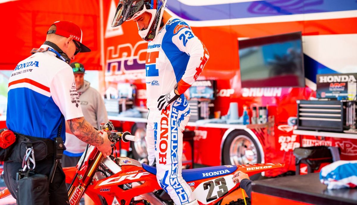 Comprobación del sag en la Honda de Chases Sexton antes de salir a pista. Comprobación del sag en la Honda de Chases Sexton antes de salir a pista.