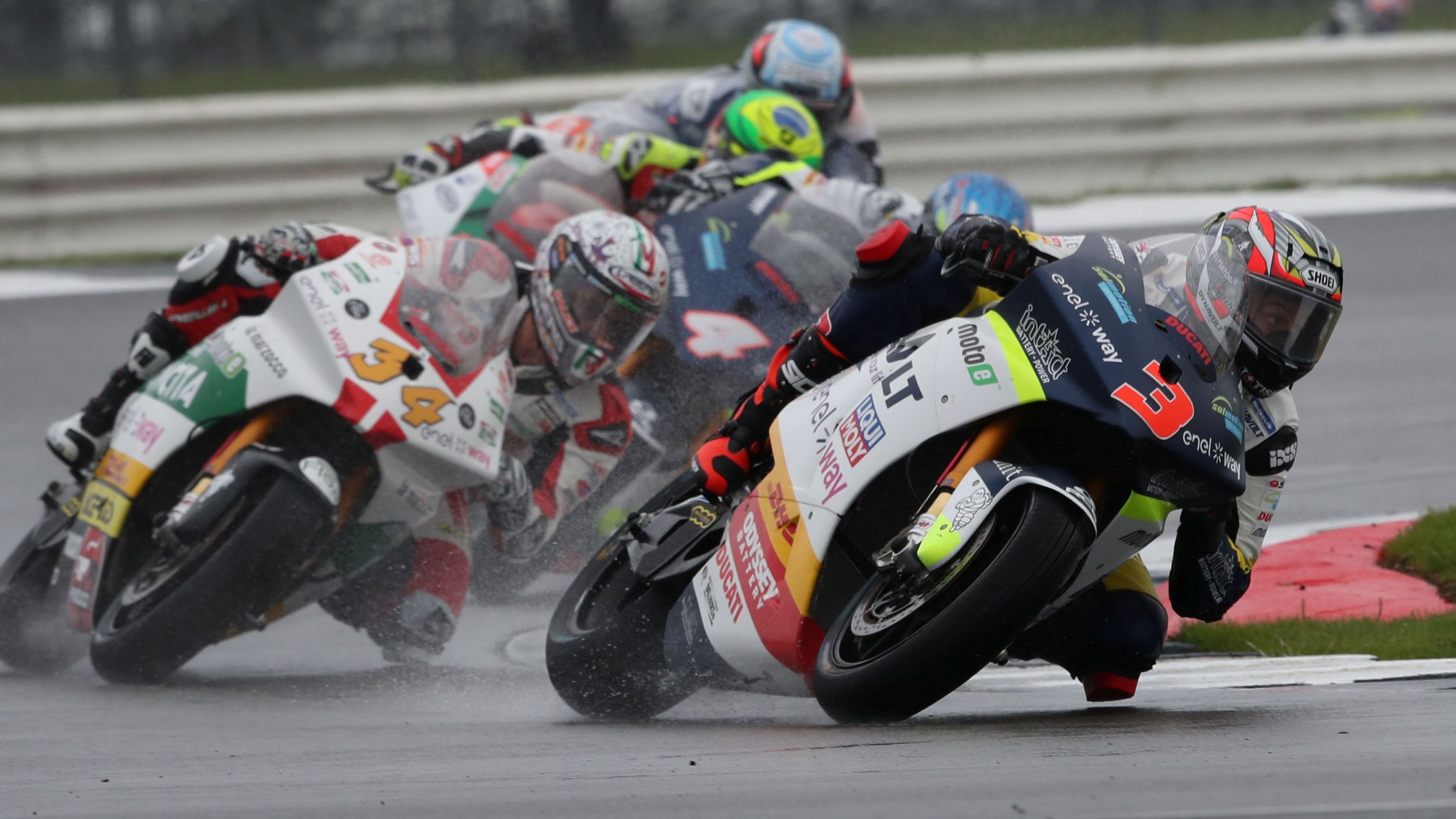 Randy Krummenacher delante de Kevin Manfredi en la carrera de MotoE en Silverstone