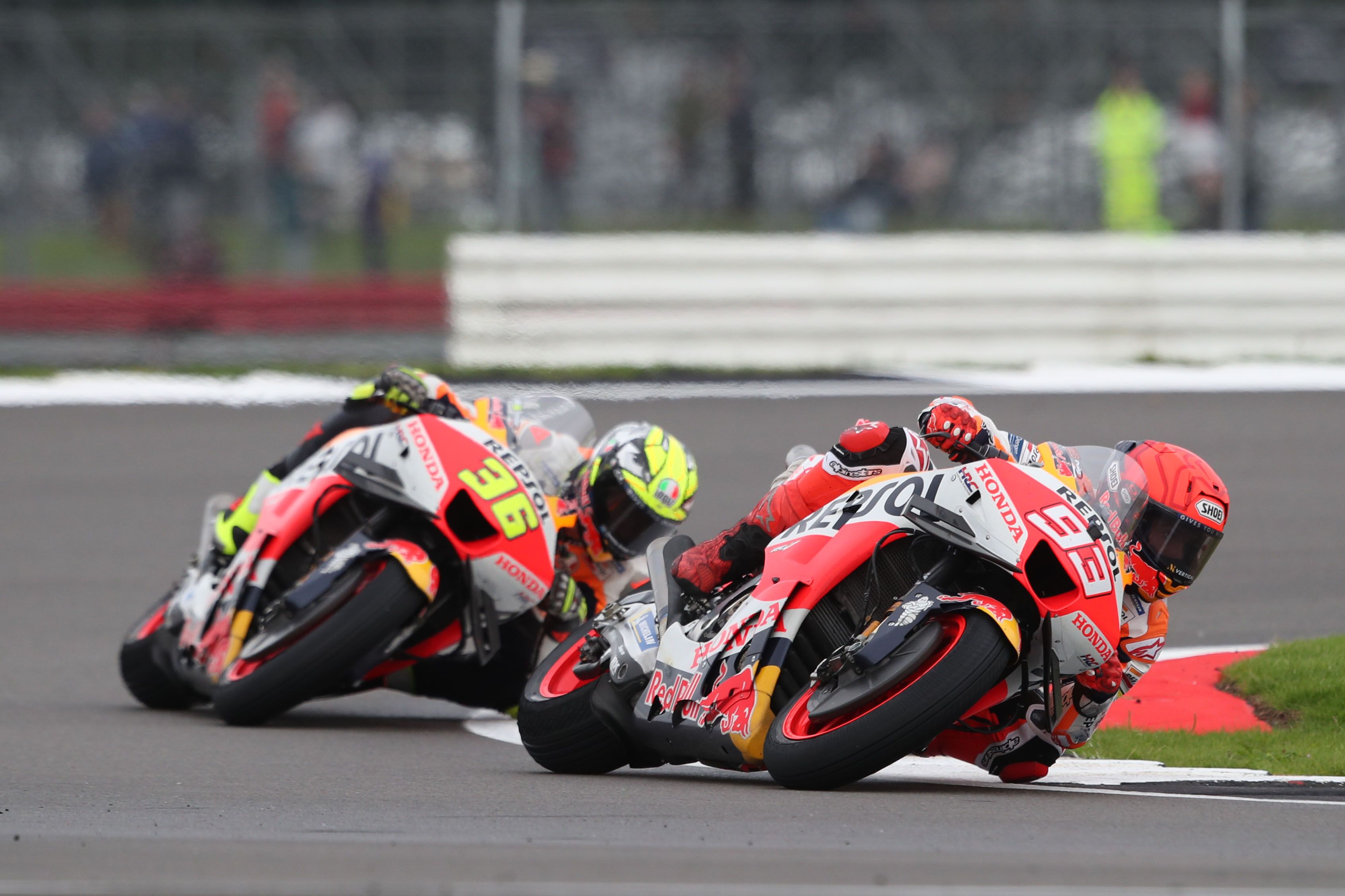 Marc Märquez junto a Joan Mir en el sprint de Silverstone.