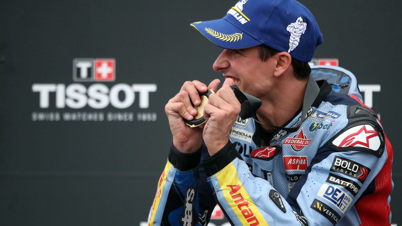 Álex Márquez celebra en el podio su primera victoria en un sprint de MotoGP.