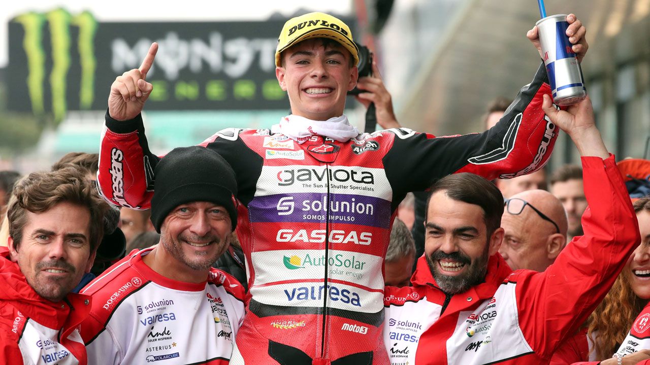 David Alonso celebra su primera victoria mundialista de Moto3 con el Team Aspar.