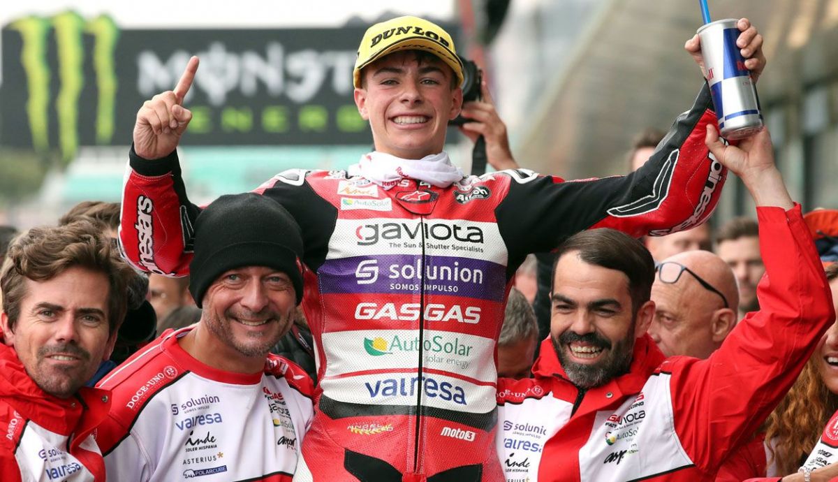 David Alonso celebra su primera victoria mundialista de Moto3 con el Team Aspar.