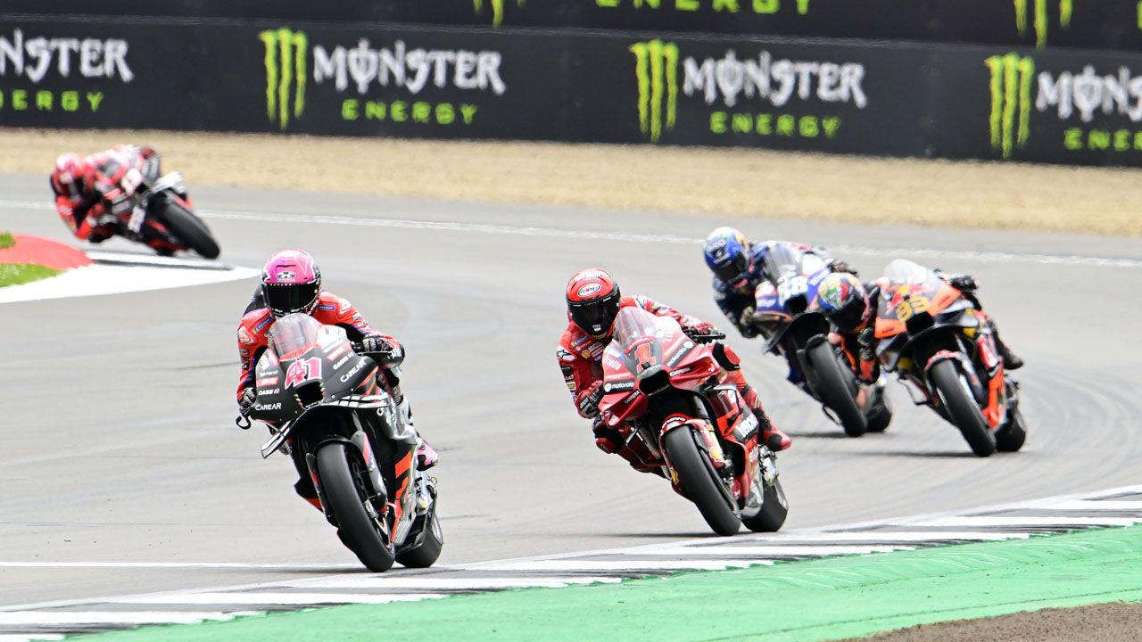 Aleix Espargaró cruza la línea de meta por delante de Pecco Bagnaia.