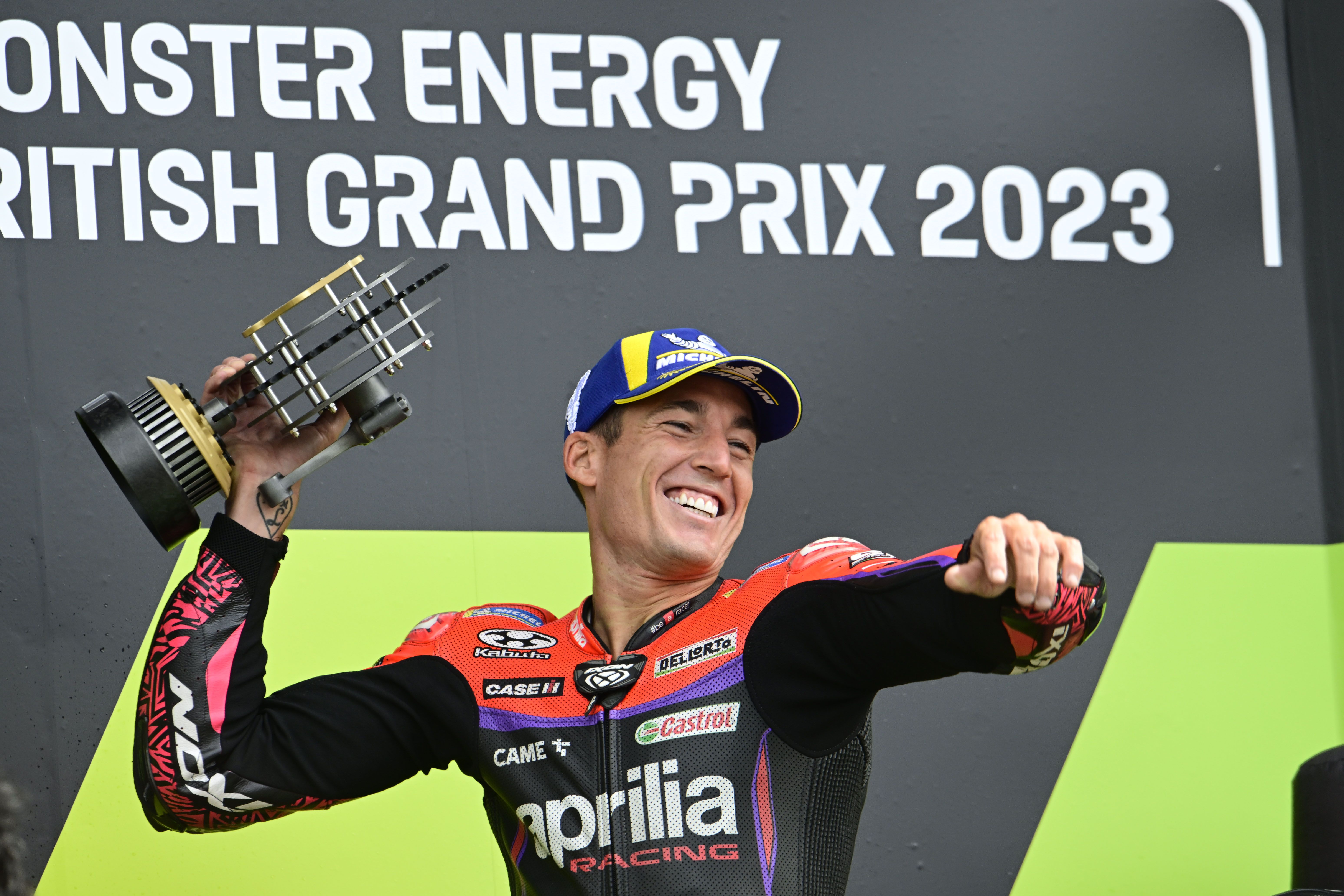 Aleix Espargaró celebra su victoria en Silverstone desde el podio.