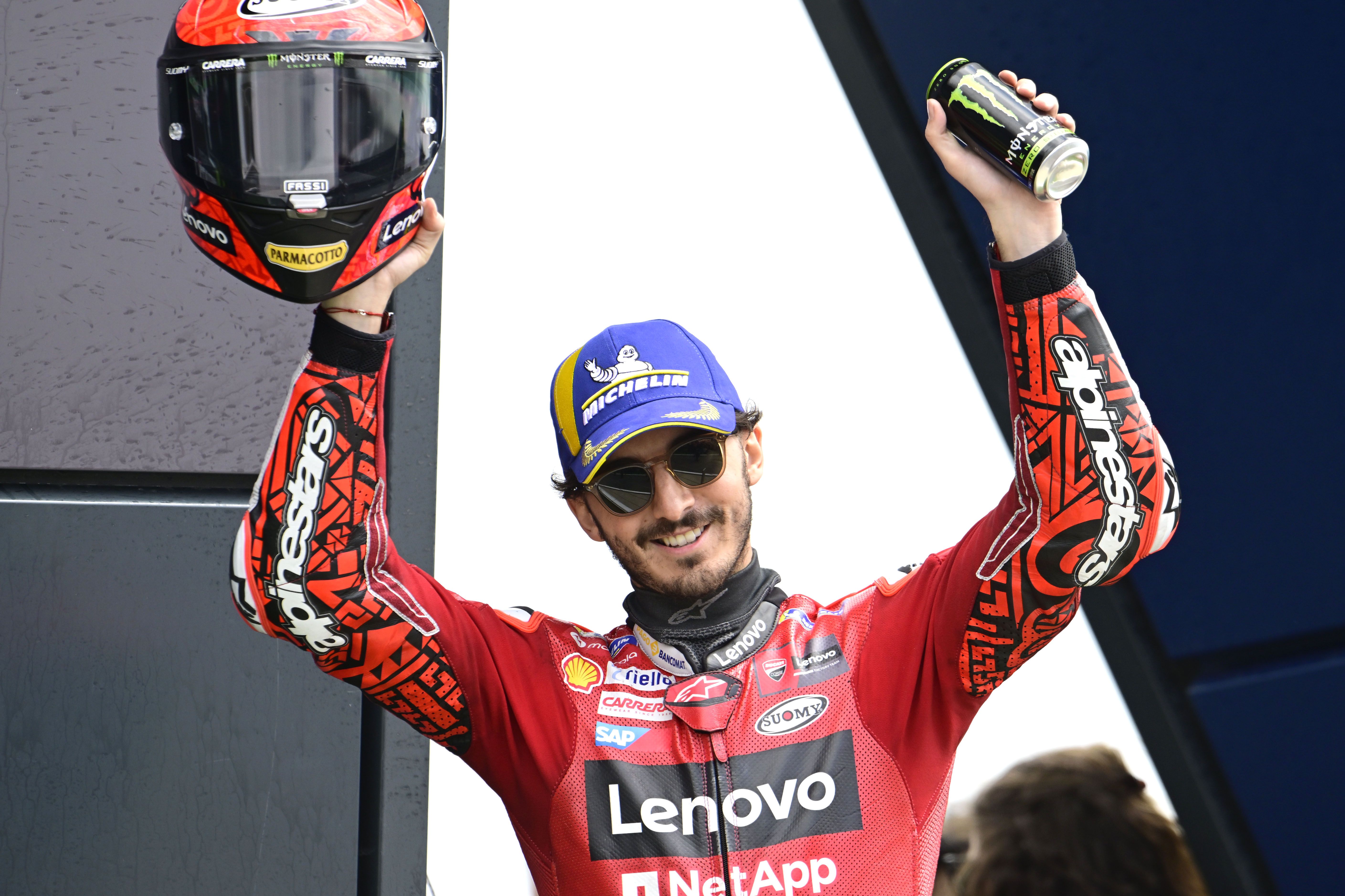 Pecco Bagnaia celebra su segunda posición en la carrera de Silverstone.