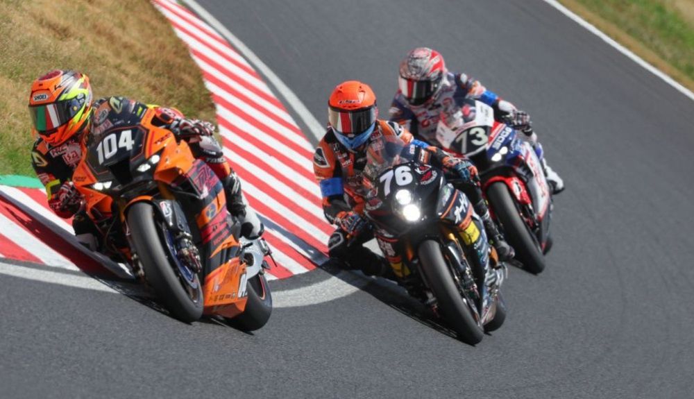 Toho Racing seguido por AutoRacing UBE y SDG Honda