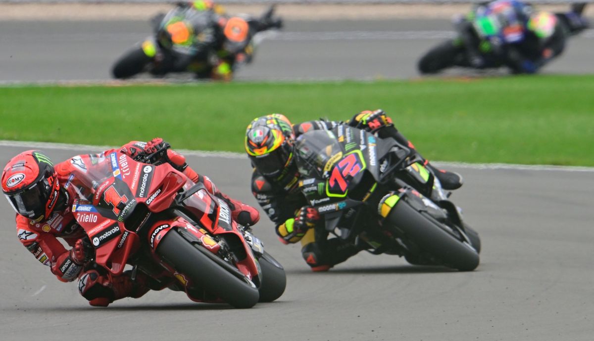 Pecco Bagnaia con Marco Bezzecchi totalmente pegado, MotoGP Silverstone 2023