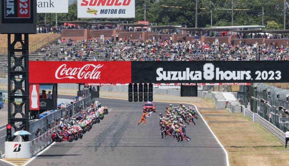Los pilotos corren a por sus motos en la salida, 8 horas Suzuka 2023