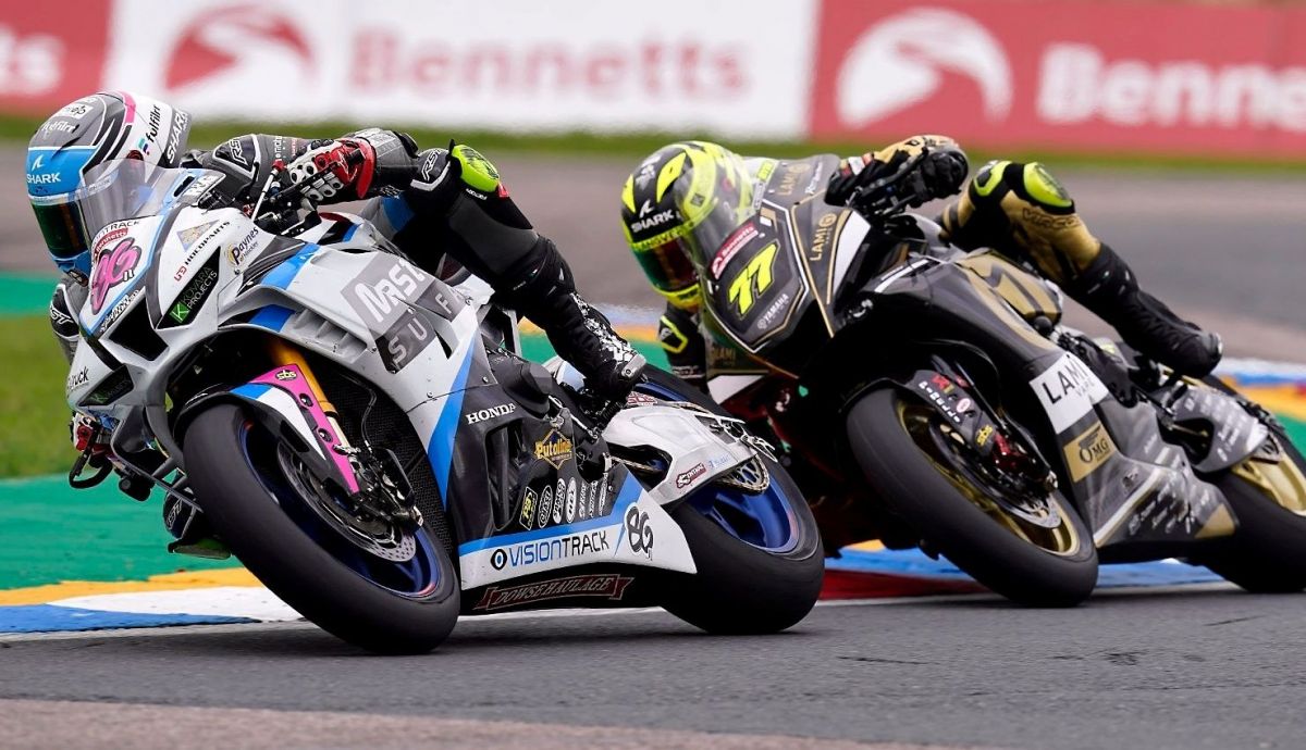 Charlie Nesbitt seguido por Kyle Ryde en Thruxton