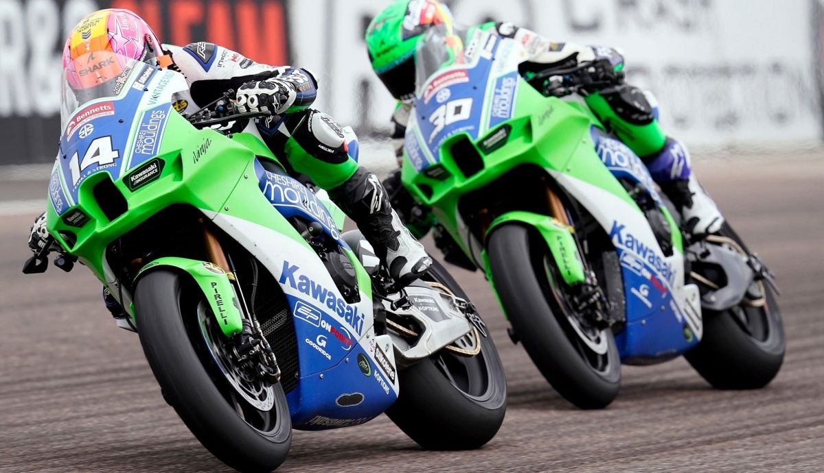 Lee Jackson por delante de Max Cook en Thruxton