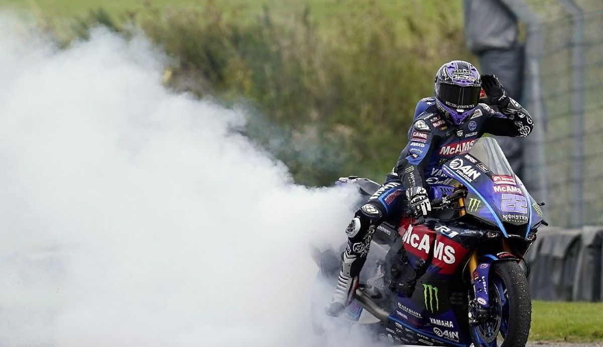 Jason O'Halloran festeja una de sus victorias en Thruxton