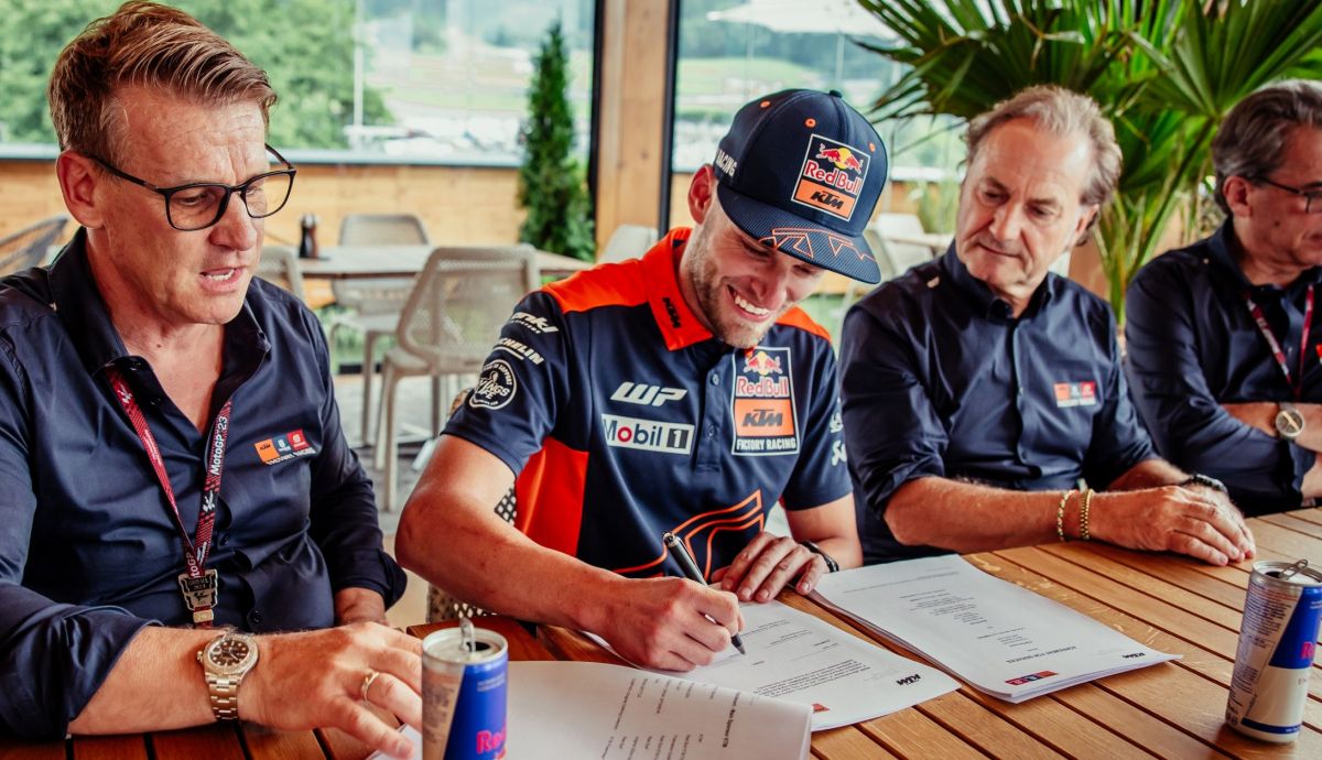 Brad Binder firmando su renovación de contrato con KTM en MotoGP Brad Binder firmando su renovación de contrato con KTM en MotoGP