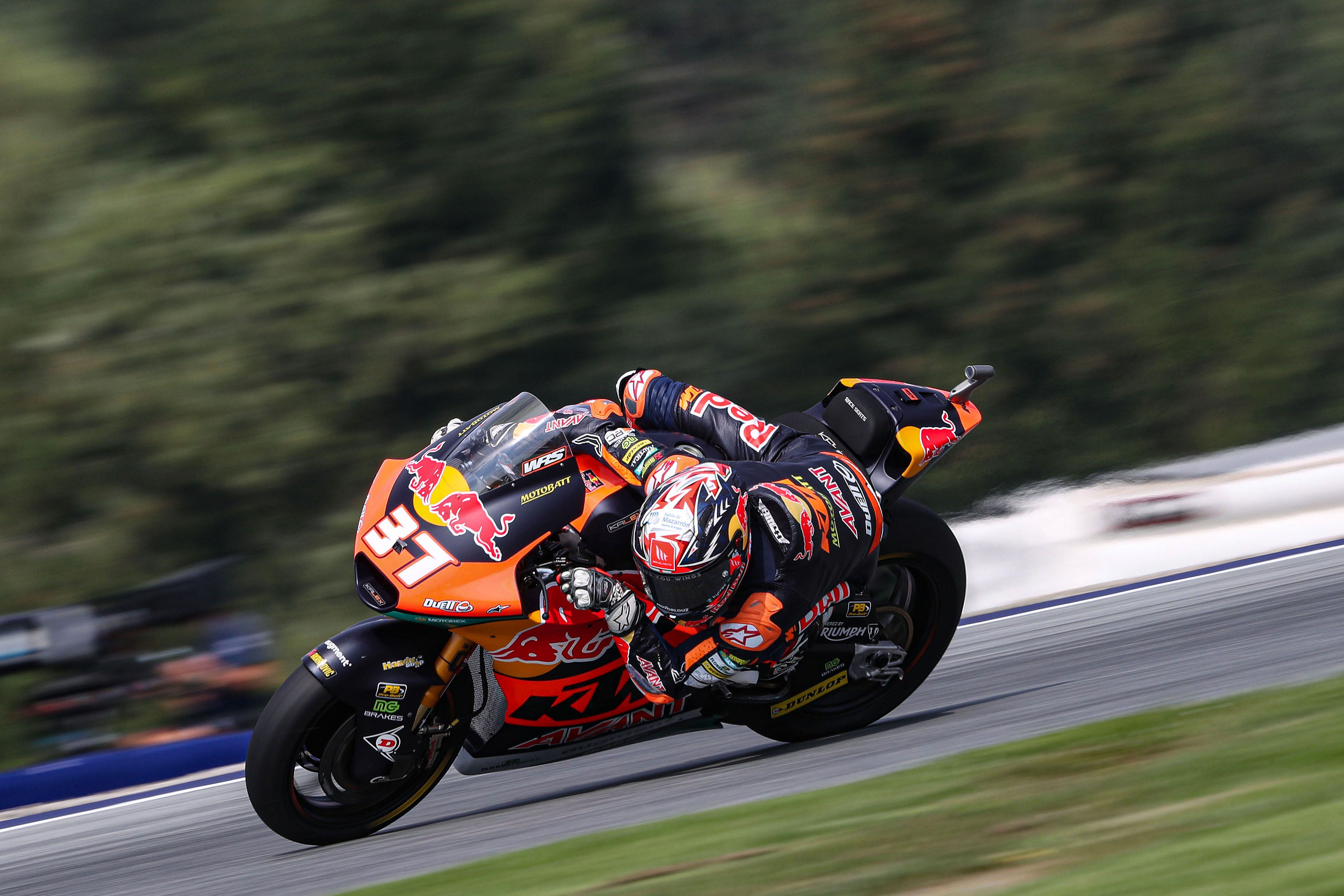 Pedro Acosta se cae, se levanta y hace la pole en Austria