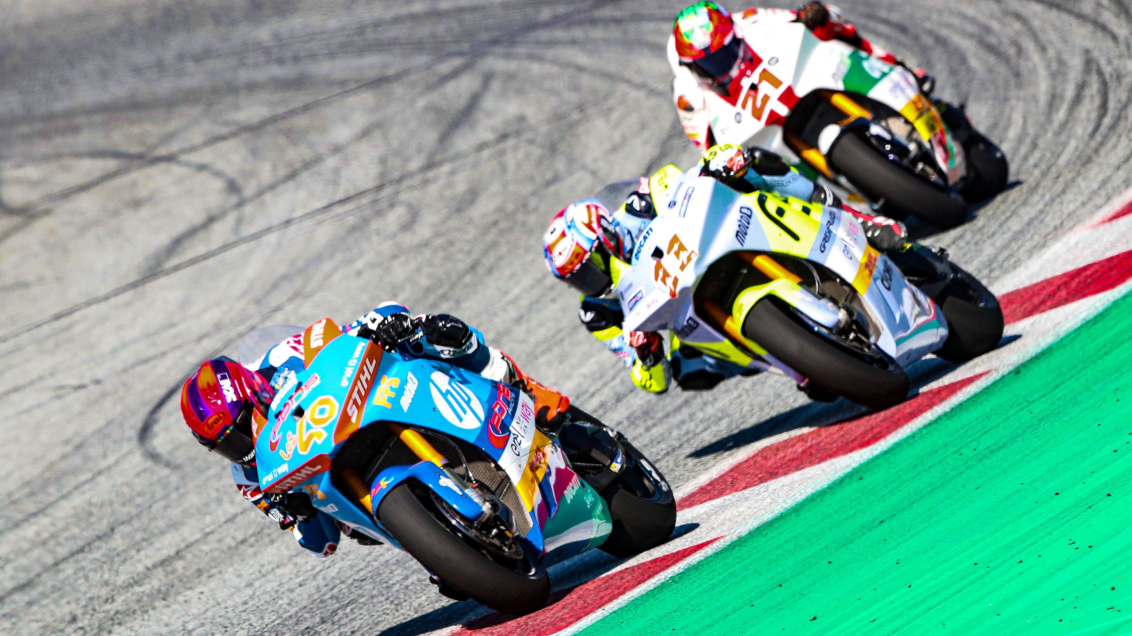 Mattia Casadei delante de Matteo Ferrari y Kevin Zannoni