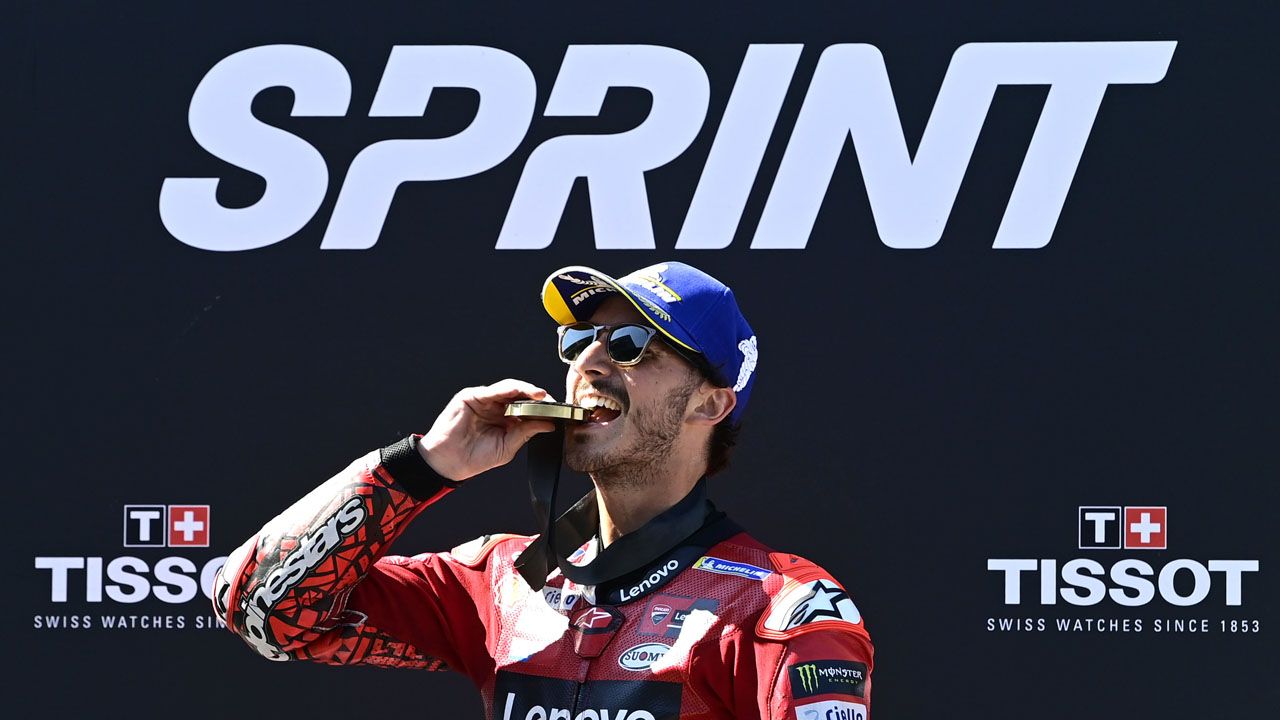 Pecco Bagnaia celebra desde el podio su victoria en el sprint de Austria.