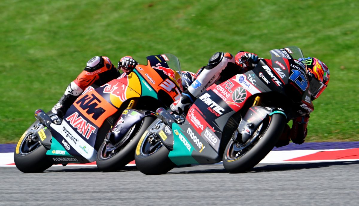 Celestino Vietti con Pedro Acosta totalmente pegado en el Red Bull Ring Celestino Vietti con Pedro Acosta totalmente pegado en el Red Bull Ring