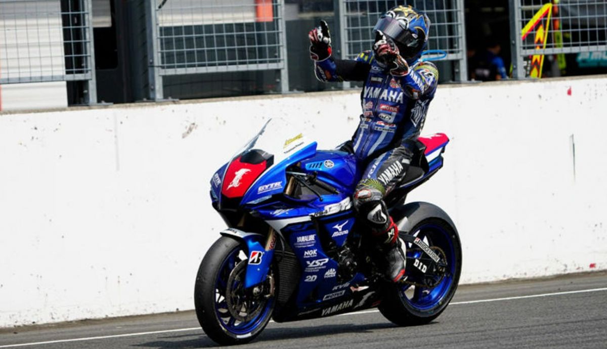Katsuyuki Nakasuga entra victorioso en meta