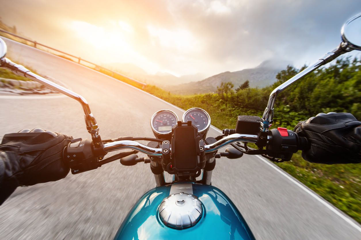 Cómo colocar las manos al conducir una moto