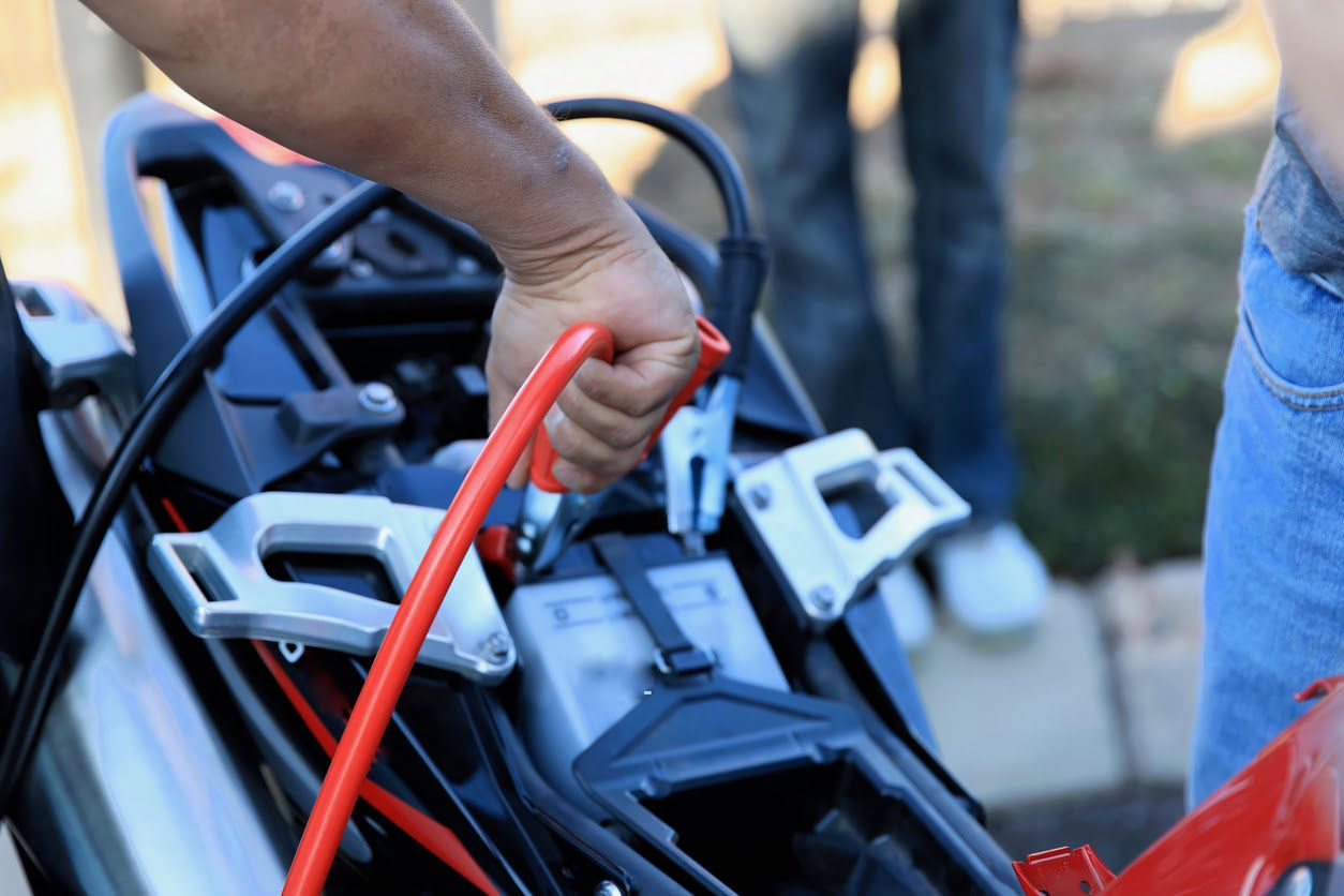 Cómo alargar la vida de la batería de la moto