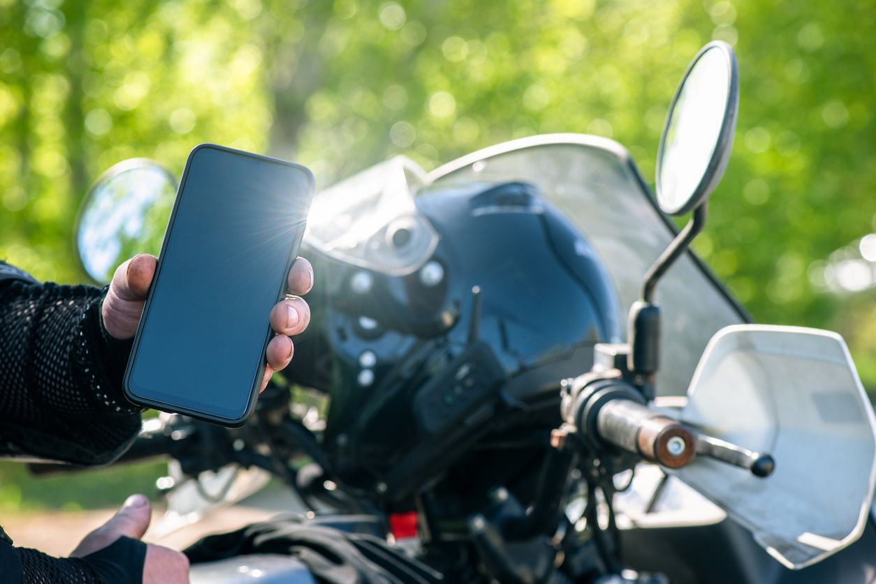 Qué hacer con el móvil en la moto mientras viajo