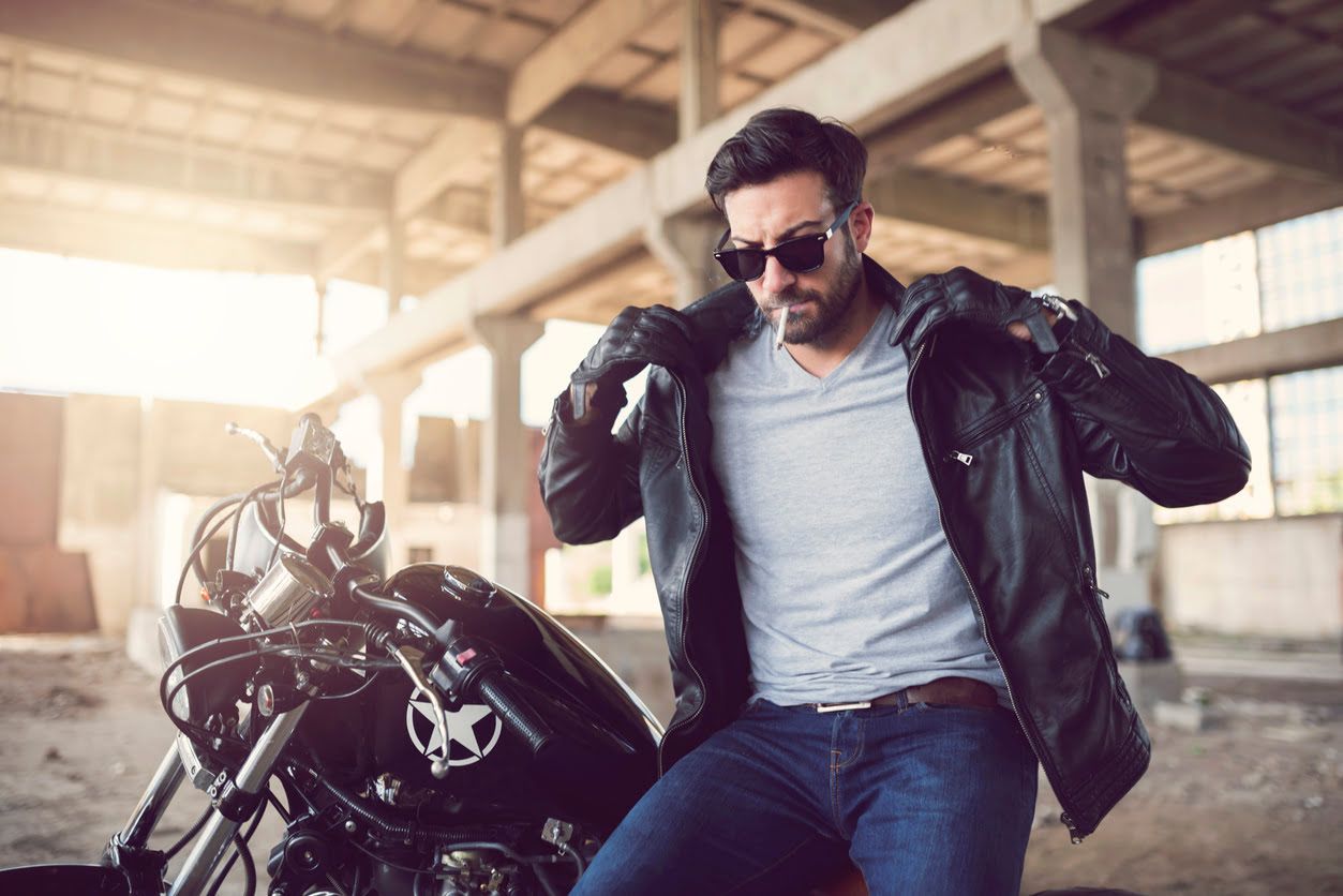 Se puede fumar mientras se conduce una moto