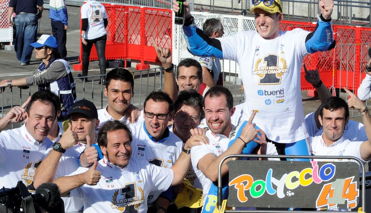 El Pons Racing festeja el título mundial de Moto2 2013 conseguido por Pol Espargaró