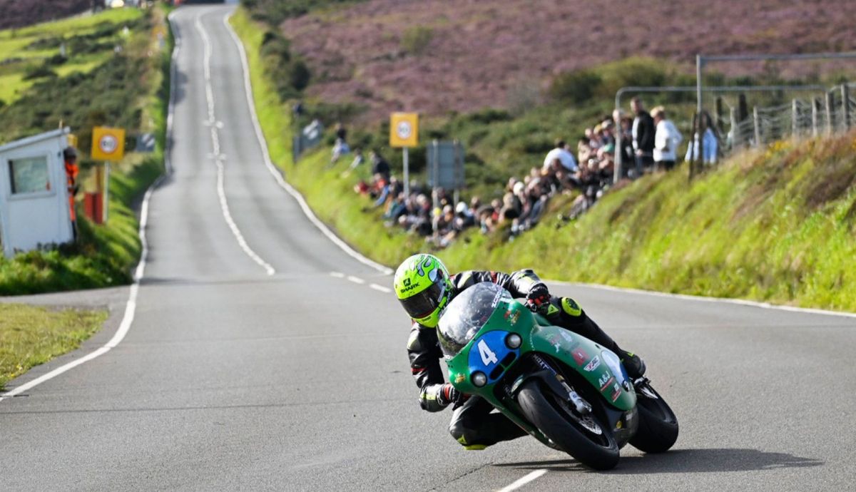 Víctor López ha hecho historia en la Isla de Man al ganar el Junior ManxGP 2023 Víctor López ha hecho historia en la Isla de Man al ganar el Junior ManxGP 2023