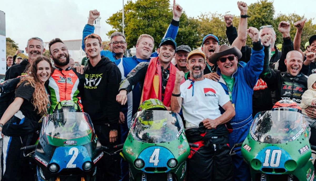 Víctor López, Andrea Majola y Maurizio Bottalico, el podio del Junior ManxGP 2023