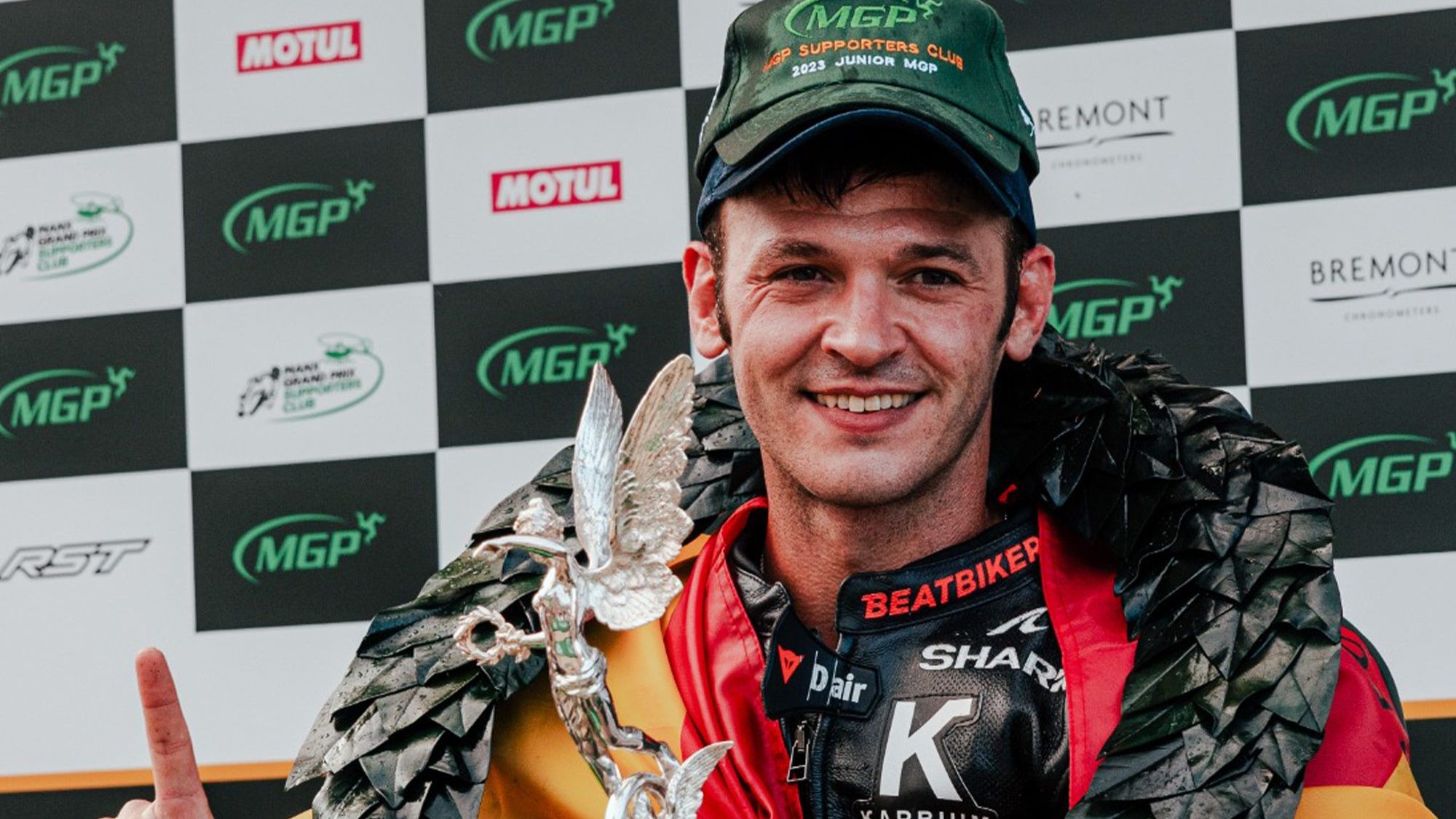 Víctor López con el trofeo como ganador del Junior ManxGP 2023