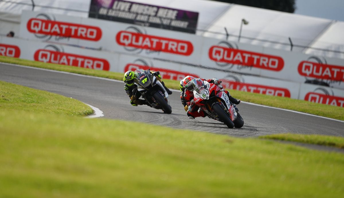 Glenn Irwin con Ryan Vickers pegado y Kyle Ryde detrás Glenn Irwin con Ryan Vickers pegado y Kyle Ryde detrás