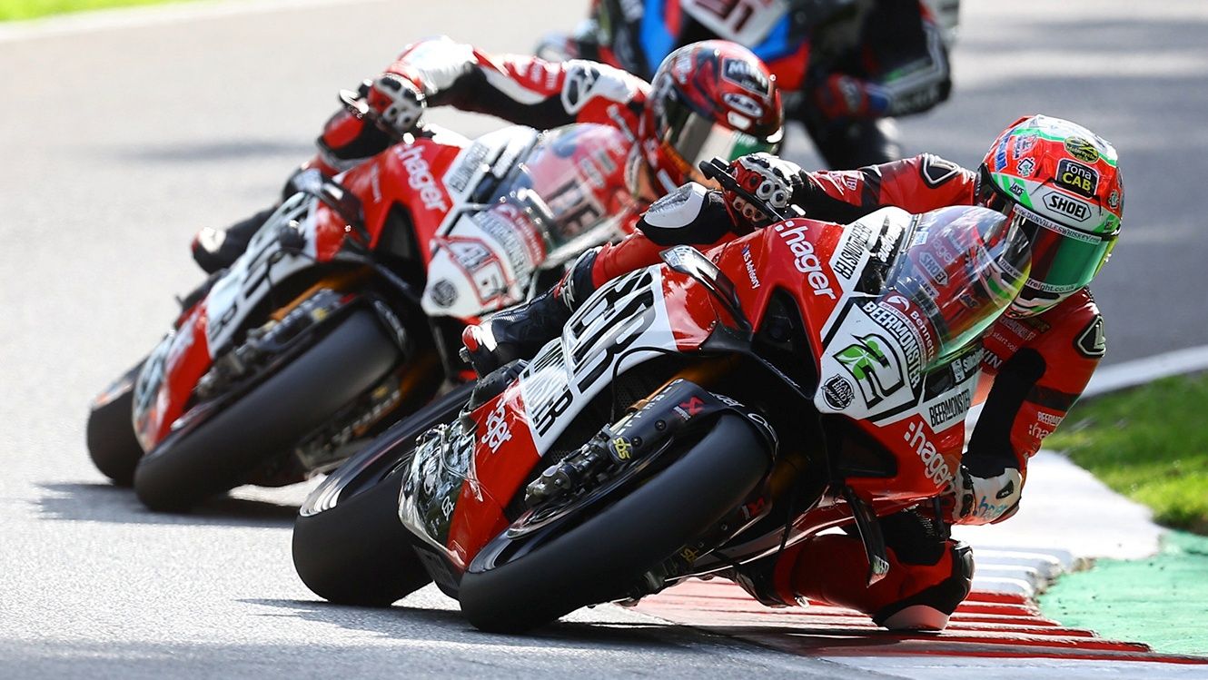 Glenn Irwin y Tommy Bridewell han firmado otro triplete para el BeerMonster Ducati en Cadwell Park