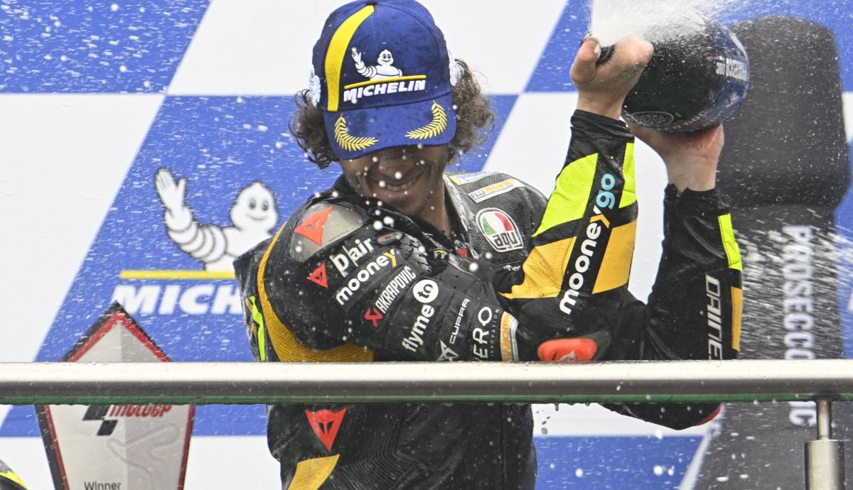 Marco Bezzecchi festeja su victoria en el GP de Francia Marco Bezzecchi festeja su victoria en el GP de Francia